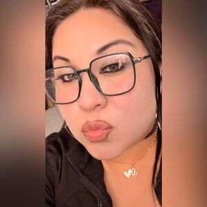 Meet your Posher, Damaris